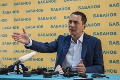 Ứng cử viên tổng thống Kyrgyzstan, ông Omurbek Babanov, phát biểu trong cuộc họp báo ở Bishkek vào ngày 1/10/2017. (Nguồn: eurasianet.org)