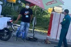 Trương Văn Công (áo đen) đã thừa nhận hành vi vi phạm. (Nguồn: sggp.org.vn)