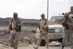 Lực lượng trung thành với chính phủ Yemen giao tranh với các tay súng Houthi, tại Marib, đông bắc Yemen hồi đầu tháng Năm. (Ảnh: AFP/TTXVN)