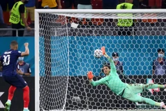 Tiền đạo Pháp Kylian Mbappe (phải) sút luân lưu không thành công trong trận đấu gặp Thụy Sĩ ở vòng 16 đội, EURO 2020 ở Bucharest, Romania ngày 28/6/2021. (Ảnh: AFP/TTXV