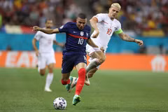 Pha tranh bóng giữa tiền vệ Thụy Sĩ Granit Xhaka (phải) và tiền đạo Kylian Mbappe của Pháp trong trận đấu vòng 16 đội, EURO 2020 tại Bucharest (Romania) ngày 28/6/2021. (Ảnh: AFP/TTXVN)