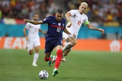 Pha tranh bóng giữa tiền vệ Thụy Sĩ Granit Xhaka (phải) và tiền đạo Kylian Mbappe của Pháp trong trận đấu vòng 16 đội, EURO 2020 tại Bucharest (Romania) ngày 28/6/2021. (Ảnh: AFP/TTXVN)