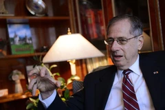 Ông Mark Gitenstein trả lời phỏng vấn báo chí tại Bucharest (Romania). (Ảnh: AFP/TTXVN)