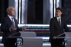Thủ tướng Canada Justin Trudeau (phải) và Lãnh đạo đảng Bảo thủ Erin O'Toole tại cuộc tranh luận trực tiếp tại Quebec, ngày 8/9/2021. (Ảnh: AFP/TTXVN)