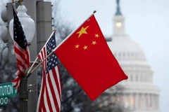 Quốc kỳ của Mỹ và Trung Quốc dọc đại lộ Pennsylvania, gần Điện Capitol ở Washington D.C. (Mỹ), hồi năm 2011. (Nguồn: ecfr.eu)