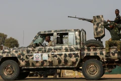 Lực lượng an ninh chờ đón các nữ sinh được giải cứu ở Jangebe, Zamfara (Nigeria) hồi tháng 3/2021. (Nguồn: trtworld.com)