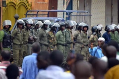 Cảnh sát chống bạo động Guinea được triển khai nhằm ngăn người biểu tình quá khích tại thủ đô Conakry. (Ảnh: AFP/TTXVN)