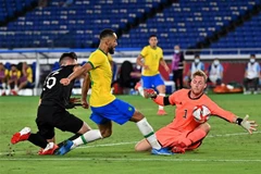 Tiền đạo Brazil Matheus Cunha (giữa) nỗ lực sút bóng trong trận mở màn gặp đội tuyển Đức ở bảng D Olympic Tokyo 2020, trên sân Yokohama (Nhật Bản) ngày 22/7/2021. (Ảnh: THX/TTXVN)