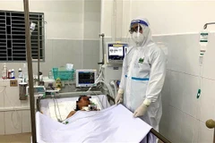 Bệnh nhân V.T.A.T (tỉnh Đồng Tháp) vẫn đang được điều trị tại Trung tâm Hồi sức tích cực quốc gia Cần Thơ. (Ảnh: TTXVN)