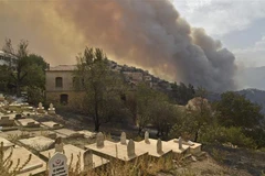 Khói lửa bốc lên trong vụ cháy rừng ở vùng Kabylie, phía Đông Algeria ngày 10/8/2021. (Ảnh: AFP/TTXVN)