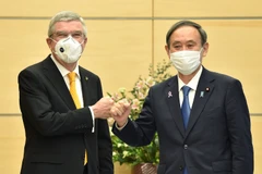 Thủ tướng Nhật bản Suga Yoshihide (phải) và Chủ tịch IOC Thomas Bach trong một cuộc gặp tại Tokyo (Nhật Bản), ngày 16/11/2020. (Nguồn: dailysabah.com)