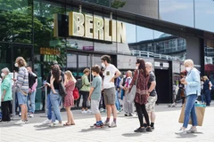Người dân đeo khẩu trang phòng dịch COVID-19 khi xếp hàng bên ngoài một cửa hàng ở Berlin, Đức, ngày 4/6/2021. (Ảnh: THX/TTXVN)