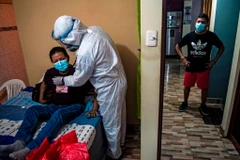 Bác sỹ kiểm tra sức khỏe tại nhà cho một bệnh nhân COVID-19 ở ngoại ô Lima (Peru), hồi đầu năm nay. (Nguồn: nytimes.com)