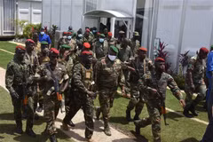 Các thành viên lực lượng đặc nhiệm quân đội Guinea tại thủ đô Conakry, ngày 6/9/2021. (Ảnh: THX/TTXVN)