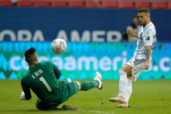 Alejandro Gomez (phải) ghi bàn mở tỷ số giúp Argentina vượt lên dẫn trước Paraguay trong cuộc chạm trán ở lượt trận thứ 3 Copa America 2021. (Nguồn: sportstar.thehindu.com)