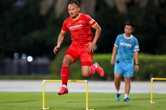 Cầu thủ Trọng Hoàng tại buổi tập trên sân Dubai Police Club, UAE tối 2/6/2021. (Ảnh: Hoàng Linh/TTXVN)