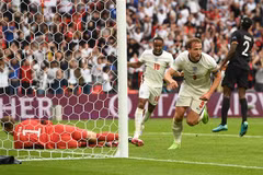 Tiền đạo Harry Kane (áo trắng, số 9) ăn mừng sau khi ghi bàn thắng nhân đôi cách biệt 2-0 cho Anh trong trận gặp Đức ở vòng 16 đội, EURO 2020 trên sân vận động Wembley ở London ngày 29/6/2021. (Ảnh: AFP/TTXVN)