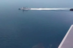 Hình ảnh từ đoạn băng của quân đội Nga, cho thấy tàu khu trục HMS Defenfender ở ngoài khơi gần Bán đảo Crimea hồi tuần trước. (Nguồn: bbc.com)