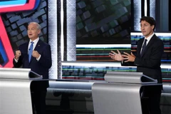 Thủ tướng Canada Justin Trudeau (phải) và Lãnh đạo đảng Bảo thủ Erin O'Toole tại cuộc tranh luận trực tiếp tại Quebec, ngày 8/9/2021. (Ảnh: AFP/TTXVN)