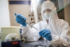 Nghiên cứu vaccine phòng COVID-19 tại phòng thí nghiệm ở Iran. (Ảnh: IRNA/TTXVN)