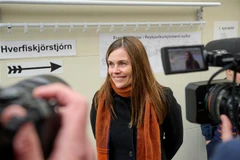 Thủ tướng Iceland Katrin Jakobsdottir phát biểu với báo giới sau khi bỏ phiếu bầu quốc hội tại điểm bầu cử ở Reykjavik, ngày 25/9/2021. (Ảnh: AFP/TTXVN)