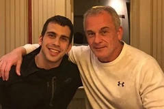 Michael Taylor (phải) và con trai. (Nguồn: wsj.com)