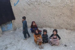 Trẻ em Afghanistan sống trong khu trại tạm để tránh xung đột ở thủ đô Kabul, ngày 31/5/2021. (Ảnh: THX/TTXVN)