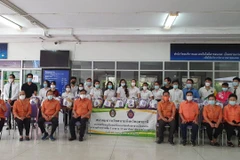 Lễ trao quà của kiều bào tỉnh Udon Thani hỗ trợ lưu học sinh Việt Nam ở Thái Lan, ngày 20/7/2021. (Ảnh: Hội người Việt Nam tại Udon Thani)