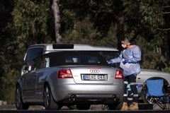 Nhân viên y tế lấy mẫu xét nghiệm COVID-19 cho người dân tại Sydney (Australia), ngày 4/8/2021. (Ảnh: THX/TTXVN)