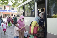 Các phụ huynh đưa học sinh đi cách ly tập trung tại Trung tâm Giáo dục nghề nghiệp-Giáo dục thường xuyên huyện Cam Lộ (Quảng Trị). (Ảnh: Thanh Thủy/TTXVN)