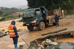 Lực lượng chức năng huyện Tu Mơ Rông (tỉnh Kon Tum) khắc phục vị trí hư hỏng tại cầu tràn Năng Nhỏ 1 trên tỉnh lộ 678. (Ảnh: TTXVN)