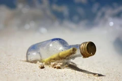 Chai thủy tinh được tìm thấy và đưa trở lại trường trung học Choshi ở Nhật Bản. (Nguồn: theguardian.com)