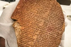 Phiến đất sét khắc sử thi Gilgamesh được bán với giá 1,67 triệu USD cho chuỗi thủ công mỹ nghệ Hobby Lobby để trưng bày tại Bảo tàng Kinh thánh ở Washington (Mỹ). (Nguồn: washingtonpost.com)