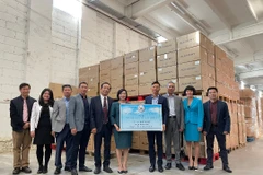 Hiệp hội Người Việt Nam tại Hungary bàn giao vật tư y tế chống COVID-19 cho Đại sứ quán Việt Nam tại Hungary, ở thủ đô Budapest ngày 22/9/2021. (Ảnh: Hoàng Linh/Vietnam+)