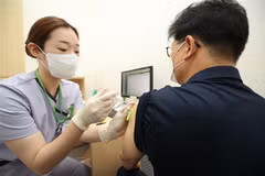 Nhân viên y tế tiêm vaccine ngừa COVID-19 cho người dân tại Seoul (Hàn Quốc), ngày 26/7/2021. (Ảnh: Yonhap/TTXVN)