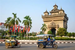 Xe tuk tuk di chuyển trên đường phố tại Vientiane (Lào). (Ảnh: AFP/TTXVN)