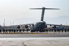 Binh sỹ Mỹ tới sân bay quốc tế Hamid Karzai ở Kabul (Afghanistan) để tiến hành công tác sơ tán các nhân viên ngoại giao, công dân Mỹ và đối tác Afghanstan, ngày 20/8/2021. (Ảnh: Reuters/TTXVN)