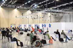 Người dân chờ tiêm vaccine ngừa COVID-19 tại Berlin, Đức, ngày 27/5/2021. (Ảnh: AFP/TTXVN)