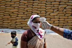 Dù đã có những tín hiệu tích cực song các nhà khoa học cảnh báo về làn sóng COVID-19 thứ 3 có thể tấn công Ấn Độ vào cuối năm nay. (Nguồn: reuters.com)