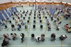 Người dân chờ tiêm vaccine ngừa COVID-19 tại quận Aichi, Nhật Bản ngày 24/5/2021. (Ảnh: Kyodo/TTXVN)