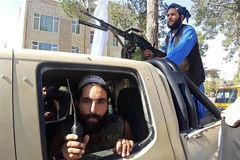 Các tay súng Taliban có vũ trang chiếm giữ Herat - thành phố lớn thứ 3 ở Afghanistan, ngày 13/8/2021. (Ảnh: AFP/TTXVN)