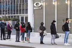 Người dân tại thành phố Toronto, Canada. (Ảnh: THX/TTXVN)