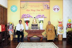 Ông Trà Quang Thanh đến thăm và chúc Tết Hòa thượng Thích Thiện Nhơn. (Ảnh: Xuân Khu/TTXVN)