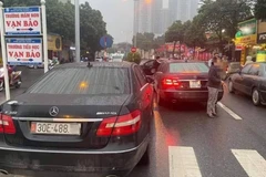 Hai chiếc xe "song sinh" với biển số giống hệt nhau. (Ảnh: Facebook)