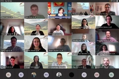 Đại sứ Lê Linh Lan cùng các diễn giả tham dự Tuần lễ hội thảo trực tuyến trong khuôn khổ Dự án Khám phá ASEAN. (Ảnh: TTXVN)