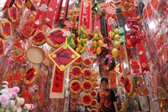 Phố Hàng Mã rực rỡ đón Tết Tân Sửu 2021. (Ảnh: Hoàng Hiếu/TTXVN) 