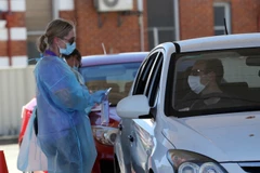 Nhân viên y tế lấy mẫu xét nghiệm COVID-19 tại Perth. (Ảnh: THX/TTXVN)