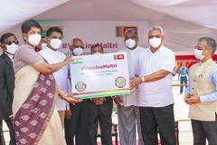 Tổng thống Sri Lanka tiếp nhận vắcxin từ Ấn Độ. (Ảnh: AP)