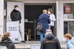 Một trung tâm xét nghiệm COVID-19 ở Berlin, Đức. (Ảnh: THX/TTXVN)