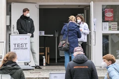 Một trung tâm xét nghiệm COVID-19 ở Berlin, Đức. (Ảnh: THX/TTXVN)